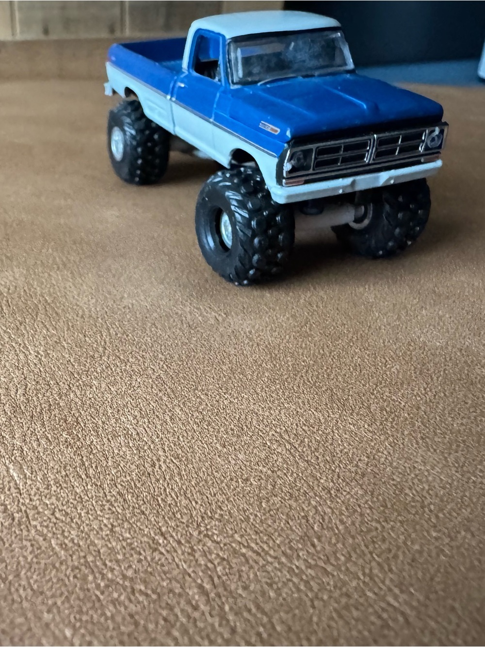 Custom ford 1972 f-250 blue and white two tone